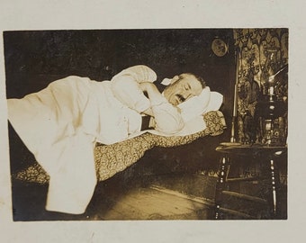 Homme faisant la sieste ~ CPRP ~ sommeil ~ lampe à pétrole près du lit ~ carte postale avec photo