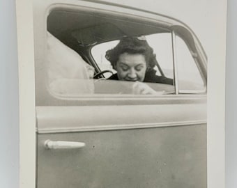 Vrouw in oude auto~vintage foto~naar beneden kijkend door raam~1948