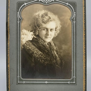 Moldura de papelão para fotos ~ Mulher marcante ~ Moldura de cavalete com gráficos ~