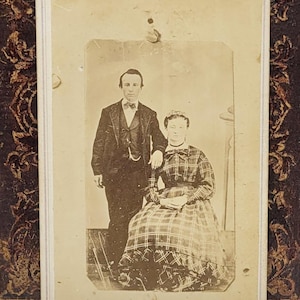 Photo d'un CDV avec une photo dactylographiée ~ Jeune couple posant en studio ~ Carte de visite