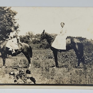 Femmes posées en selle latérale ~ RPPC ~ deux femmes assises sur des chevaux ~ note au dos