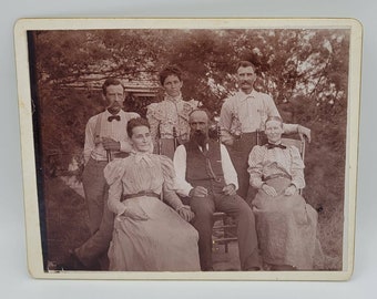 Antikes Foto Casual Familienfoto Posed Outdoors Sm Kabinett Karte