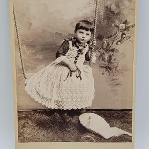 Geposeerd op een schommel~Kabinetkaartfoto~Schattig kind~Fotorekwisieten en achtergrond