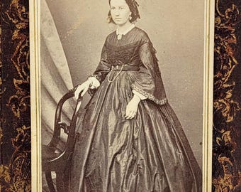CDV dell&#39;epoca della guerra civile~Donna con gonna a cerchio~Leggermente in posa di lato~Esibendo un abito a ventaglio