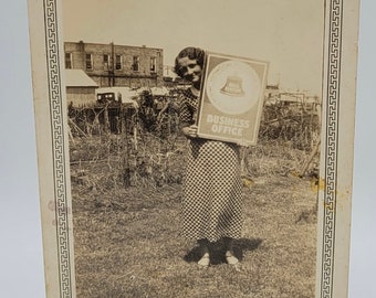 Frau hält Klingeltelefonschild ~ Vintage Foto ~ Geschäftsbüroschild Southwestern Bell