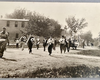 Klauni paradni grający na instrumentach muzycznych RPPC Konie, mężczyźni, flagi USA