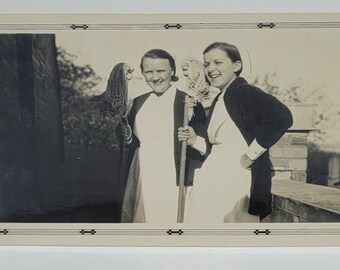 Junge Krankenschwestern mit Mops ~ Vintage Photo ~ aufgenommen auf dem Krankenhausturm