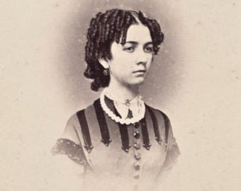 Foto CDV de una joven con rizos de salchicha y collar de cuentas grandes