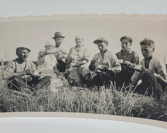 Tee oder Kaffee auf dem Feld ~ Vintage-Foto ~ Echte Tassen und Untertassen ~ Vielleicht Arbeitspause ~ Tolles Bild