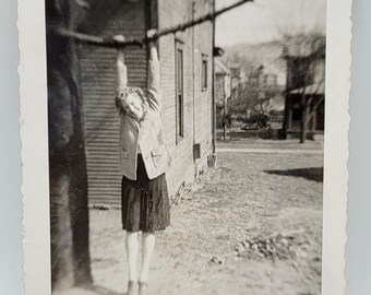 Den Zweig oben erreichen ~ Vintage Foto ~ Frau lächelnd ~ Lustige Pose ~ 1.Mai 1943