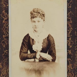 Pretty Woman~CDV Photo~Seated Pose~Emporia MO~Carte de Visite