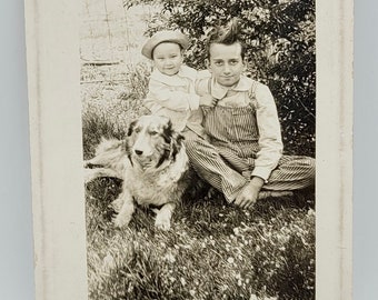 Hund~süßes Kind~Junge in Latzhose~RPPC~Posed in the Grass~Jungen Haare zu hoch geklebt~Foto Postkarte