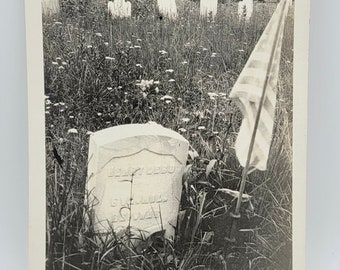 Friedhofsgrabsteine~RPPC~Henry Debo Grab mit Flagge im Vordergrund~Fotopostkarte