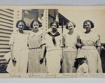 RPPC, cinq femmes posant à l'extérieur et un petit garçon, vers 1915