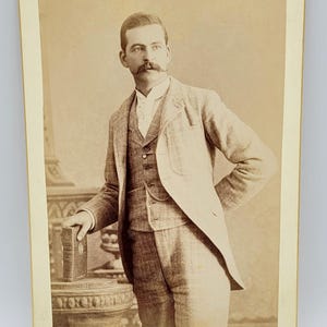 Attraktiver Mann mit Schnurrbart ~ Kabinett Karte Photo ~ Buch Memoiren von Marie Antoinette halten