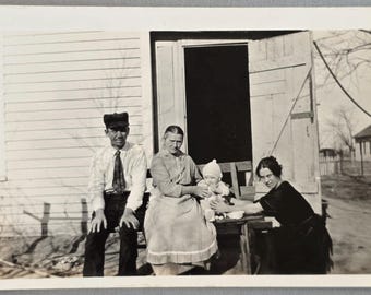 Foto de generaciones RPPC: Abuelos, madre y bebé, sombras en la casa