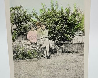 Photo de l'époque déco colorée à la main représentant trois femmes ~ couleurs printanières