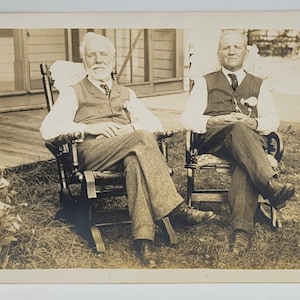 Détente ~ CPRP deux hommes posant à l'extérieur, assis dans le dos ~ Carte postale photo