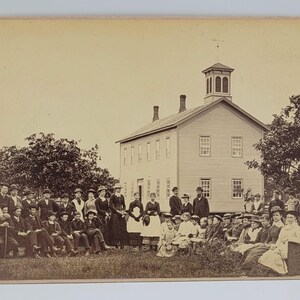 Oude school met twee verdiepingen en windwijzer~Kabinetkaartfoto~Studenten en docenten