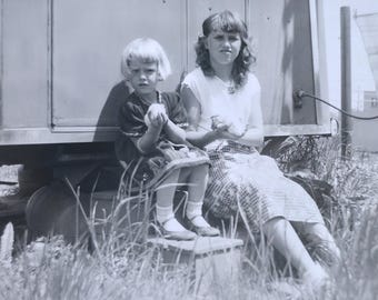 Foto d'epoca di due ragazze che tengono in braccio piccoli animali pelosi, Coos Bay, Oregon, 1953.