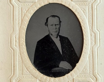 Photo dactylographie : Homme aux côtelettes de mouton, Greenfield Illinois, cadre en papier gaufré