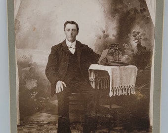 Junger Mann mit Brief~Cabinet Card Photo~Photo Props & Backdrop