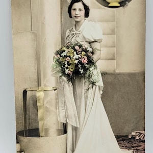 RPPC 花嫁が手で着色した花束を持っている ~ もう片方の手で着色した色 ~ 背面に強い印象