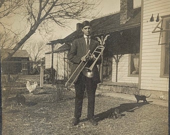 Junger Mann Posaune~Katzen~Hühner~Mounted Photo ca 1910~Spaß in der freien Natur