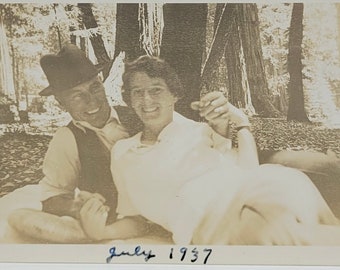 Romantik in den Mammutbäumen, Vintage-Foto, lächelndes Händchen haltendes Paar, Juli 1937