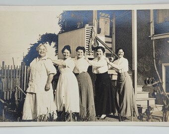 Lachende vrouwen op een rij~RPPC~vijf vrouwenhanden op schouders~fotobriefkaart