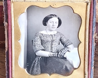 Splendido dagherrotipo: giovane donna con un abito stampato, mezza custodia fotografica