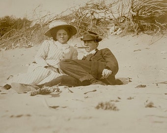 RPPC Edwardiaans paar op strand ~ vrouw hoed verrekening over gezicht ~ man sigaar in mond ~ foto briefkaart