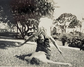 Auf dem Kopf stehend ~ Vintage Photo ~ Junge Frau akrobatische Pose ~ Typ, der sie in der Luft balanciert