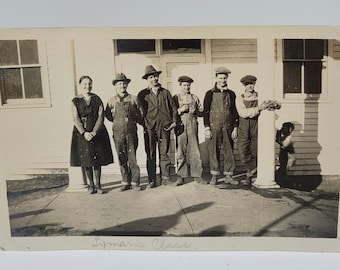 RPPC Garçons en salopettes et casquettes Jeune femme, enfant, classe Lyman