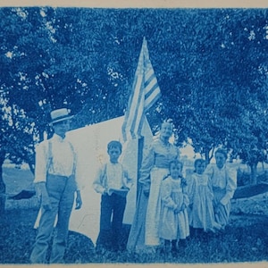Flagge im Zelt ~Cyanotypie~RPPC~Familie im Zelt