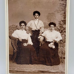 Três mulheres com semelhança impressionante ~ Foto de cartão de gabinete ~ Duas segurando flores falsas
