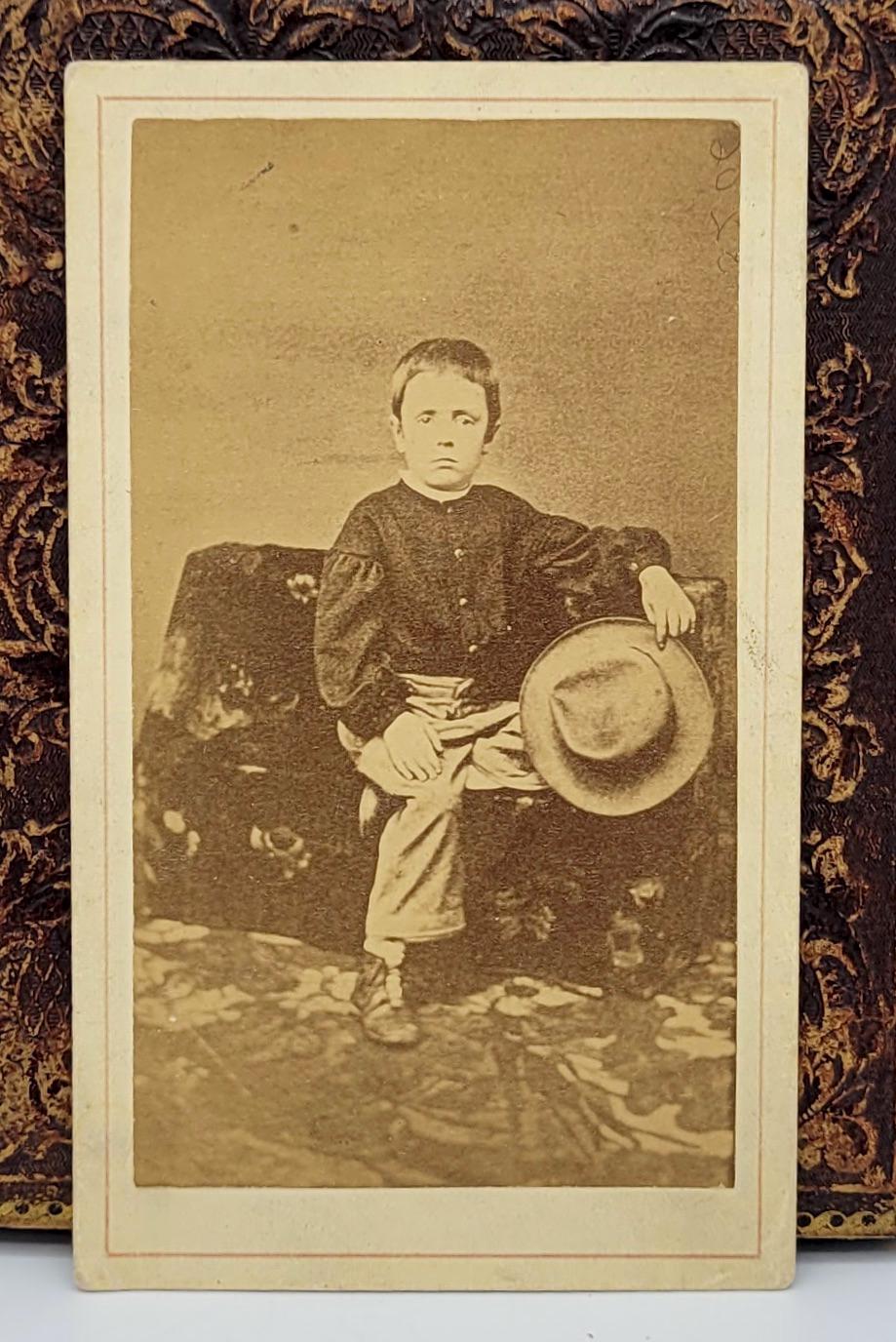 Ragazzo con cappello in mano~Foto CDV~Era della guerra civile~LeRoy, N.Y.~Carte de visite