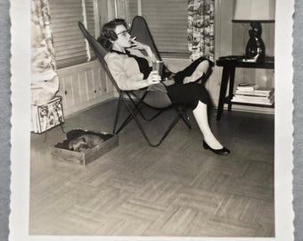Photo vintage de Nancy et Ginger en train de regarder la télévision, chien dans son lit fait maison, femme qui fume, rétro