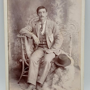 Bigode de homem marcante ~ Foto de cartão de gabinete ~ Lenço pendurado no bolso