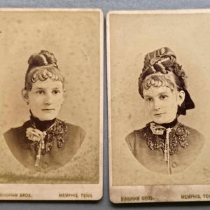 Könnte beinhalten: Zwei antike Kabinettkarten mit Porträts einer Frau. Die Frau hat helle Haut, eine Hochsteckfrisur und trägt ein dunkles Kleid mit dekorativem Kragen. Die Karten sind mit "Bingham Bros. Memphis, Tenn." beschriftet.