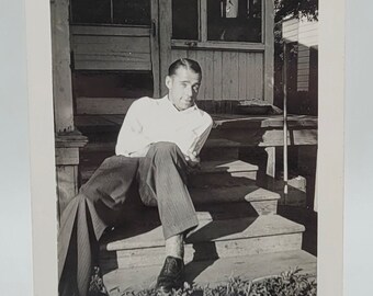 Hübscher Mann lehnte sich zurück ~ Vintage-Foto ~ posiert auf hölzernen Verandastufen