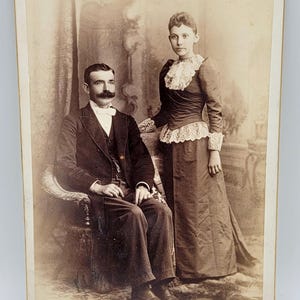 Der Schnurrbart ~ Kabinett Karte Foto ~ Mann mit dicken Schnurrbart ~ junge Frau