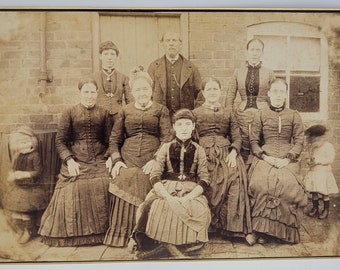 Kabinettkarten-Gruppenfoto ~ Sieben viktorianische Frauen ~ Zwei Kinder und ein Mann