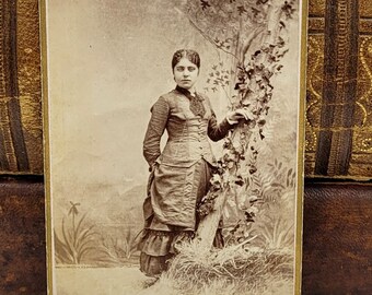 Photo CDV ~ Jeune femme posée par un accessoire de studio « Tree » ~ Nevada Iowa