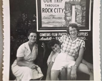 Letrero de Rock City en la cima de Lookout Mountain, Georgia. Foto antigua, anuncio de cámaras fotográficas, tres mujeres, 1957.
