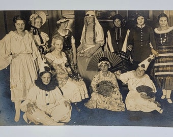 RPPC Junge Frauen tragen einige lustige und interessante Kostüme~Euro-Fotopostkarte