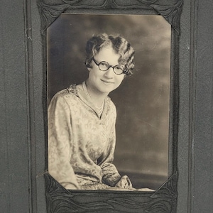 Peinado Art Déco con Gafas Redondas ~ Fotografía Art Déco de una Mujer en una Carpeta de Cartón