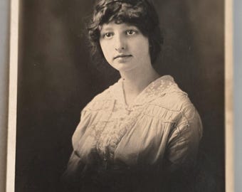 Impresionante joven RPPC Época eduardiana Hermosa imagen