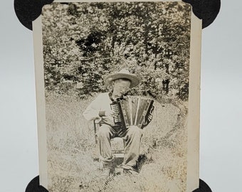 Mann spielt Akkordeon ~ Vintage Foto ~ posiert im Freien ~ trägt einen Hut mit breiter Krempe
