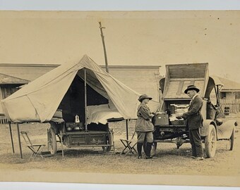 RPPC Zelt Camping ~ Mann & Frau ~ Schicke Einrichtung um 1910 ~ Fotopostkarte